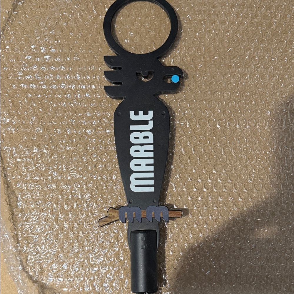 MARBLE Black and Blue Bird beer pull